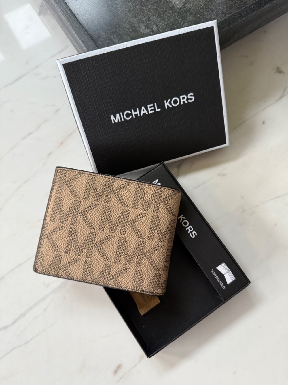 New Michael Kors Logo Slim Billfold Wallet - Picture 2 of 14